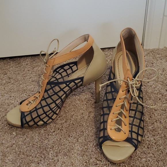 High Heals - Picture 2 of 3